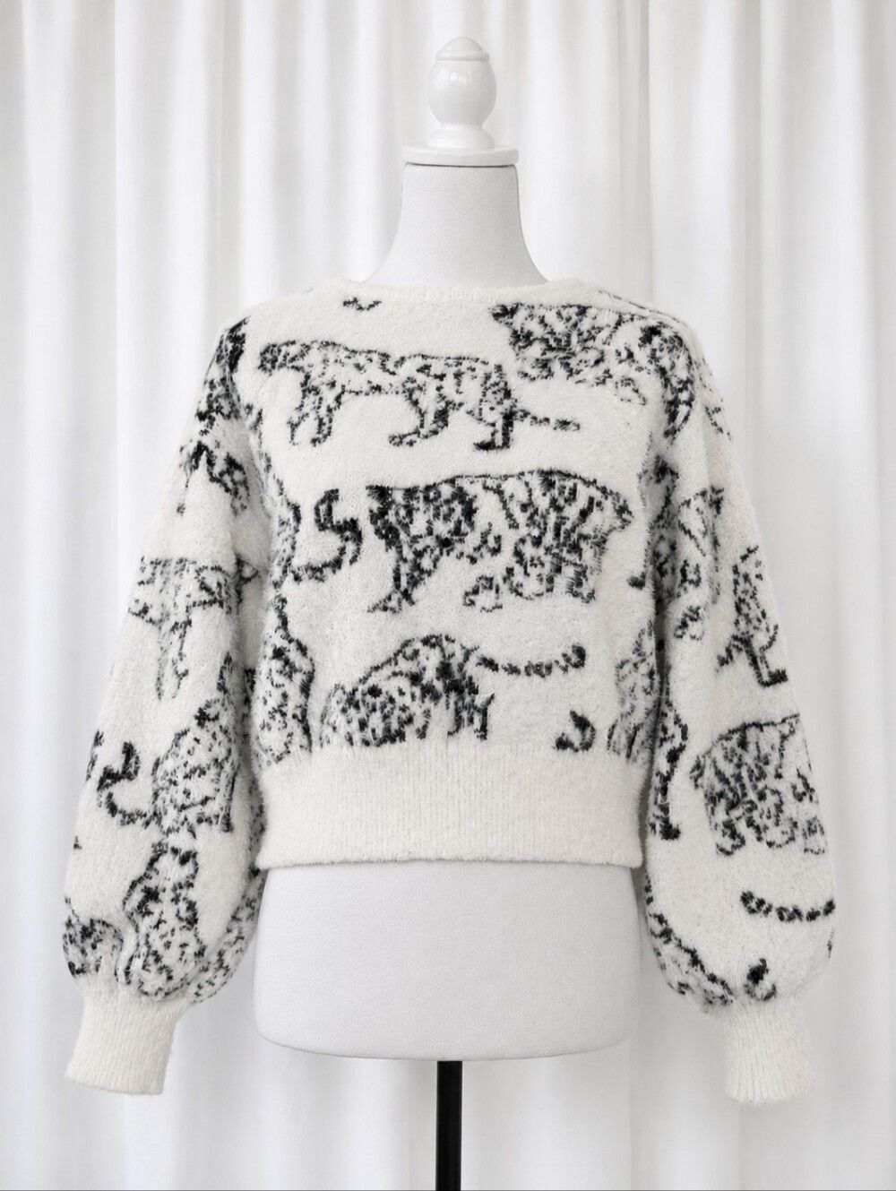 Elie Tahari White Black Cheetah Heavyweight Stretch Cropped Fuzzy Knit Sweater